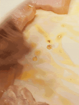 另起一鍋，將咸肉、鮮肉 翻炒出香味