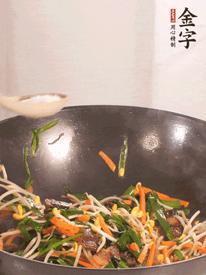 炒合菜：金字醬油肉、綠豆芽、韭菜