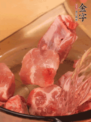 排骨冷水下鍋，加料酒、姜片，煮開綽水