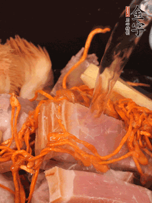 將所有食材一起倒進(jìn)鍋中，加水沒過食材，燉煮30分鐘即可