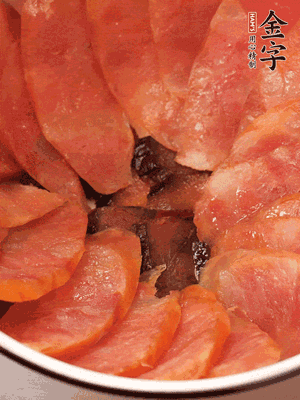 深碗涂抹豬油，頂端鋪枸杞，間隔鋪上香腸、醬油肉片