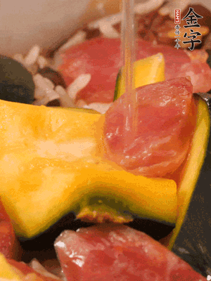 倒入溫開水，水量高出米面一個指節(jié)。