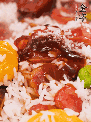 調(diào)醬汁，把蠔油：生抽：老抽：香油按1:2:1:0.5的比例。