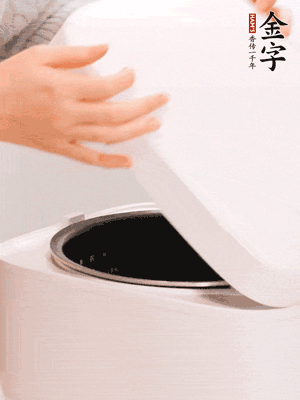 泡發(fā)香菇的水和調(diào)好的醬汁混合在一起，倒入電飯煲中，煮飯。