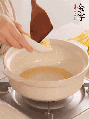 鍋里留少量底油煸香火腿和姜末。