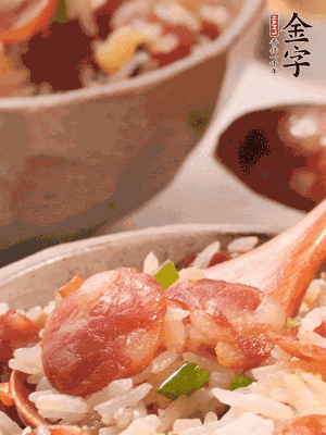 開蓋后，沿鍋邊淋2大勺花生油，大火烤出鍋巴。輕輕翻拌一下，撒點(diǎn)蔥花。