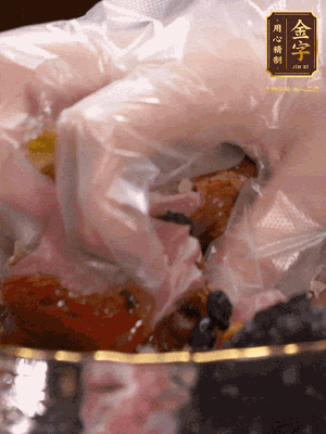 排骨洗凈后（蠔油、生抽、老抽、鹽、糖、淀粉、豆豉、蒜蓉、姜絲）腌制30分鐘