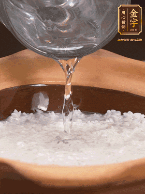 砂鍋底部刷一層油，加入大米和開水，水高1cm,大火燒開后轉(zhuǎn)中火煲5分鐘，到水微收干