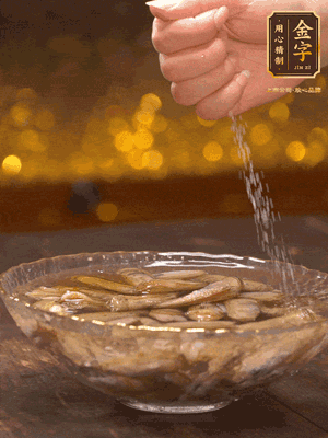 鮮活蟶子反復(fù)沖洗干凈，水中加鹽、芝麻香油浸泡30分鐘吐沙