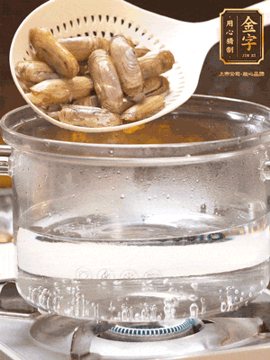 煮一鍋沸水，下蟶子汆燙30秒，撈出浸入冰水，取出蟶子肉