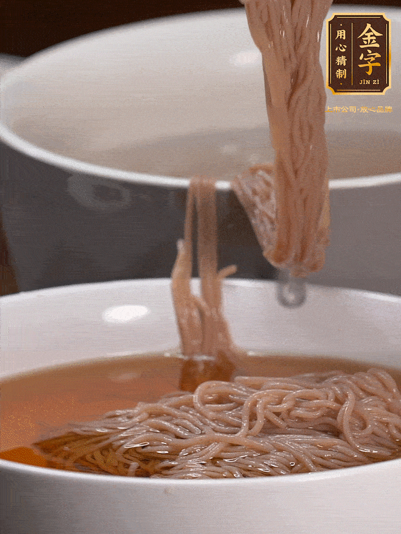 蘋果醋，一點(diǎn)鹽、糖、醬油，兌入涼白開水調(diào)成簡易冷面湯，放水箱冷藏