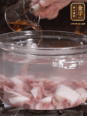 老鴨切塊，鍋里水煮開，鴨肉加姜片、料酒焯水