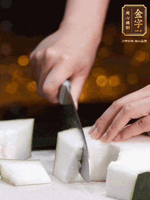 薏米提前浸泡好。冬瓜帶皮洗凈切塊