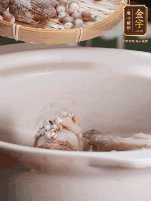 焯好水洗凈的鴨肉、薏米、芡實(shí)、蜜棗+適量水煲1小時(shí)