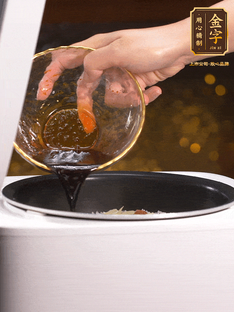 煮好后，淋上醬汁：2勺生抽、1勺老抽、1勺蠔油、半勺白糖、半勺香油、1勺水