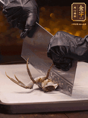 用刷子刷干凈六月黃，一斬二。把蟹蓋、蟹胃拿出來。