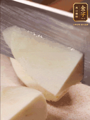 茭白去殼，底部一層老皮刨掉，切成滾刀塊