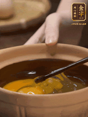 雞蛋打入砂鍋，充分打勻，1.5倍的溫水加一勺鹽，倒入蛋液中，攪拌均勻后用勺子舀去表面浮沫