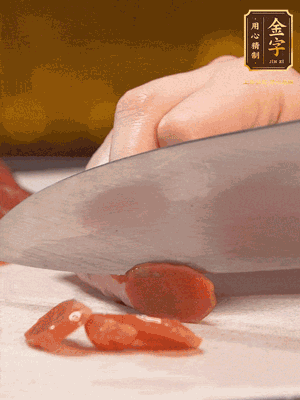 臘腸下水煮10分鐘，切薄片