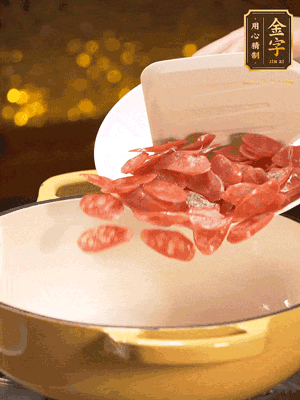 鍋里放油，香腸煸炒出多余的油脂，然后放小米辣