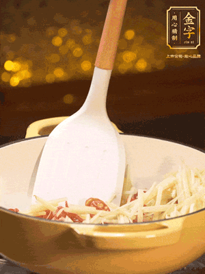 再放嫩姜絲，翻炒出姜絲的辣味