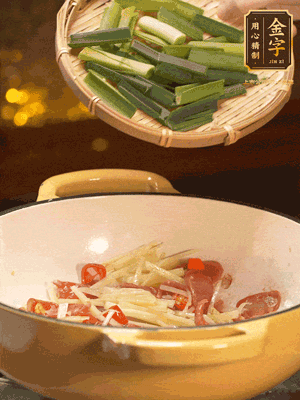 接著放蒜葉，來一點(diǎn)鹽，一點(diǎn)醬油調(diào)味翻勻