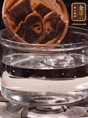 火腿蹄片，冷水下鍋，加蔥姜、料酒焯水