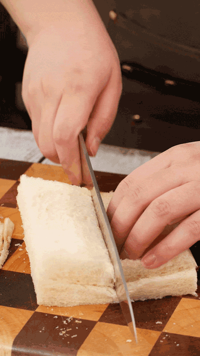 土司改刀去邊，切成適當大小