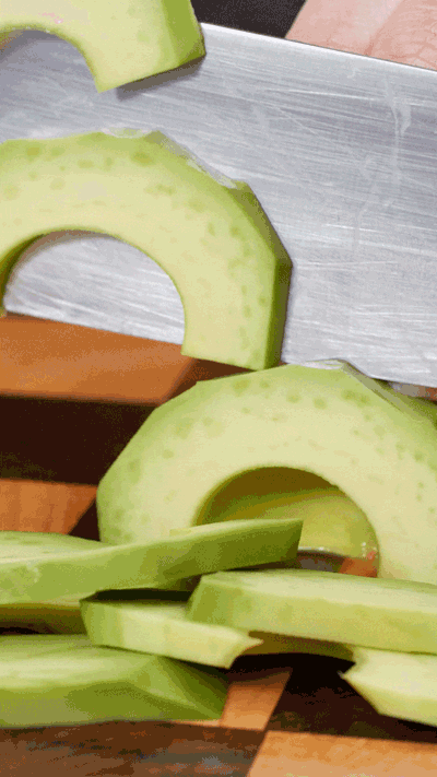 土司表面涂抹橄欖油，烤箱180°烤6 分鐘