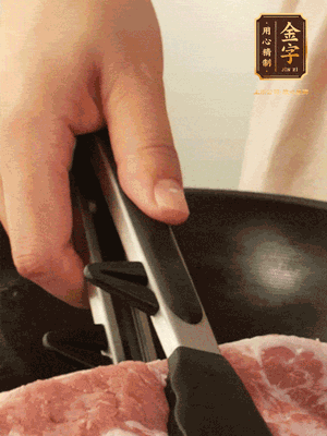 大塊五花肉皮面朝下，烙2-3分鐘