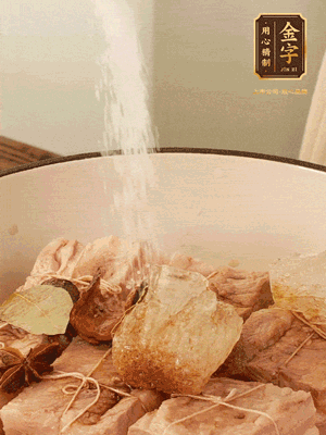 加水沒過，大火煮開轉(zhuǎn)小火慢燉2小時，煮到收汁