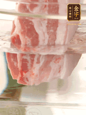 大塊豬五花冷水下鍋，蔥、姜、花雕酒焯水