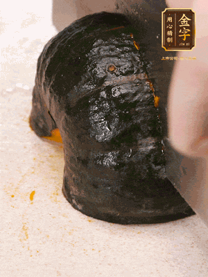 貝貝南瓜去皮，切成小塊。姜切絲