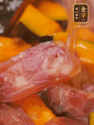 下香腸，倒沒(méi)過(guò)南瓜的水，加1/2勺鹽、1/2勺白糖、1勺蠔油燜8分鐘