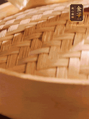 將香腸、醬油肉、臘肉放入蒸容蒸20分鐘