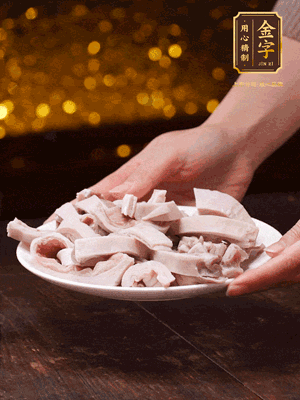 豬肚冷水下鍋，姜蔥料酒去腥，水開(kāi)煮5分鐘，撈出，切小塊。