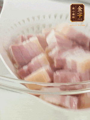 金字淡咸肉、排骨分別加料酒、蔥、姜冷水下鍋焯水，水開撇去浮沫撈出。