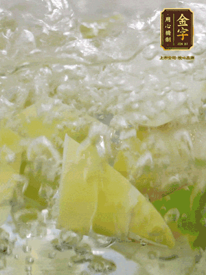 春筍沿著外皮豎著淺劃一刀，剝下外殼，切掉尾部的老根，切滾刀塊。簡單焯水去澀味。