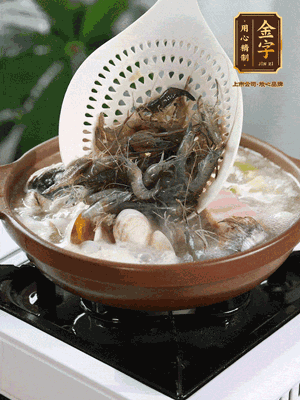 最后加一把蛤蜊、一把河蝦燜2分鐘，放一點白胡椒粉調(diào)味，撒上蔥花點綴！