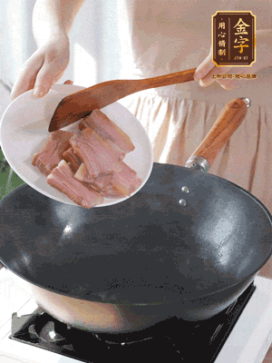 豬油熱鍋，下咸肉煸香，再下蔥姜提鮮