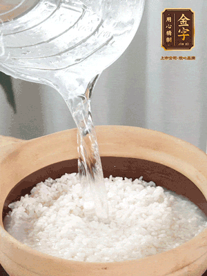 倒入浸泡30分鐘的米，中火煮開后轉(zhuǎn)小火。