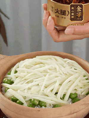 到水微干，放上豌豆、茭白絲。
