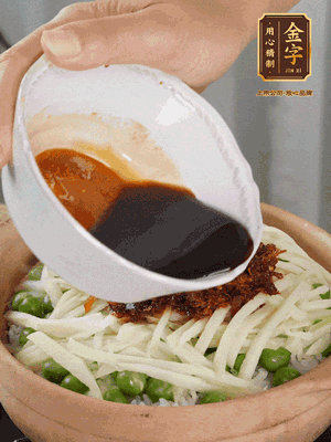 繼續(xù)小火燜3分鐘，淋上XO醬攪拌均勻。
