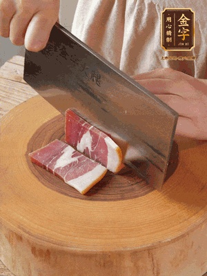 金字火腿切片，溫水浸泡5分鐘。