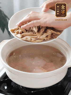 再下筍干段，加水、少許黃酒中火燉煮15分鐘。