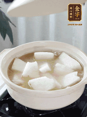 最后下冬瓜繼續(xù)燉煮10分鐘，撒上蔥花點(diǎn)綴。