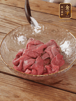 牛肉切丁，加黑胡椒海鹽、橄欖油腌10分鐘