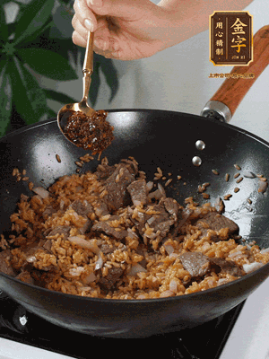 下拌好的米飯炒散，加一大勺XO醬