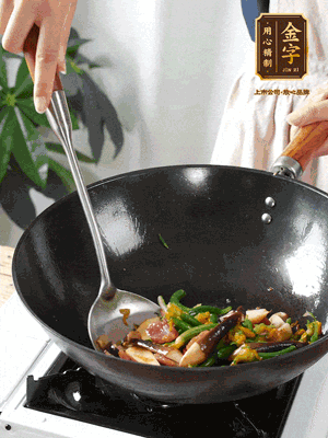 煸香蒜末，下香腸翻炒均勻，再依次下雞縱菌、黃瓜花