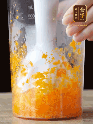 加玉米油、水怡、水揉搓成細膩的面團。松弛半小時后，分成37g一個